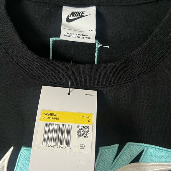 Nike Women's Black Long Sleeve Top. NWT - Picture 2 of 3